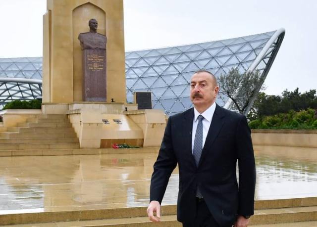 Ilham Aliyev paid tribute to Azerbaijanis who died for the victory over fascism +PHOTO=8