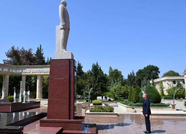 Ilham Aliyev visited statue of national leader Heydar Aliyev in Aghsu +PHOTO=2